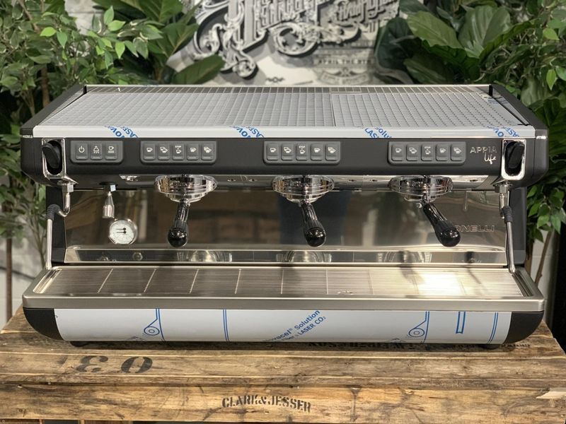 Кофемашина Nuova Simonelli Appia Life 3Gr V NSAL3V фото